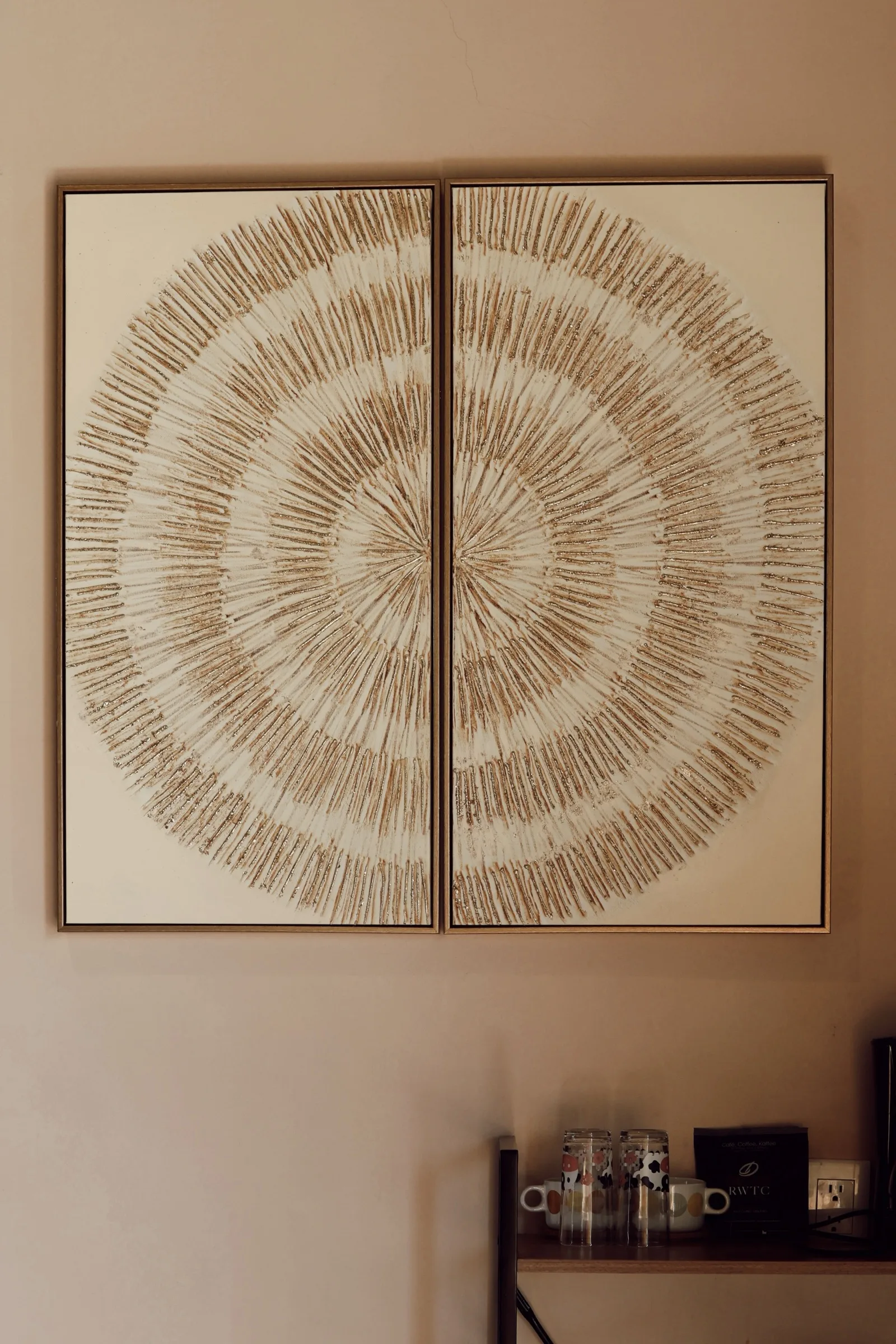 Habitación con pared de madera, almohadas verdes y lámpara colgante